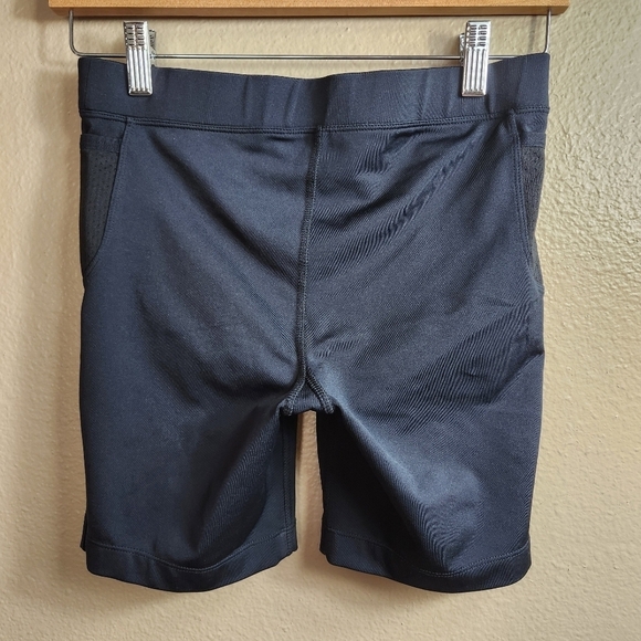 Athleta Womens Black Low Rise Biker Shorts w/Stash Pockets/Style# 683775-Size M - Picture 5 of 10